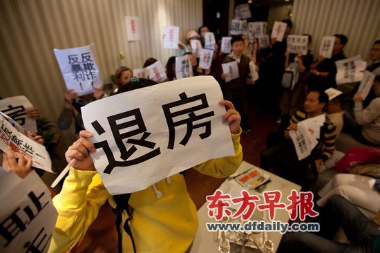 龙湖、中海在沪上掀起的这股降价风，引发部分老业主反弹。更多的开发商开始谨慎选择降价策略。 早报记者 徐晓林 图