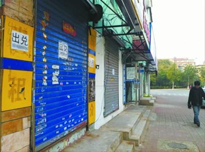 在沈阳市沈河区丰乐二街上,一家品牌连锁房产中介加盟店挂出了出兑的招牌,而离这家中介不远的文化东路上,另一家房产中介也新近关门转让店面。