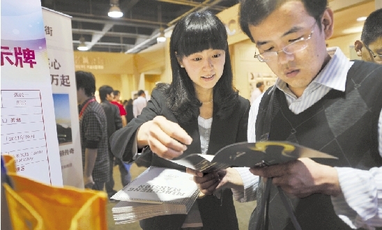 记者金歆(图左一)正和购房者交流 记者金歆(图左一)正和购房者交流