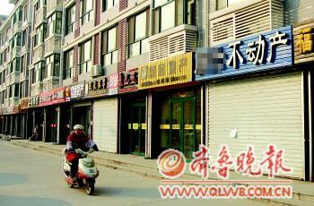 擂鼓石大街一家中介门店贴着出租的告示。 擂鼓石大街一家中介门店贴着出租的告示。