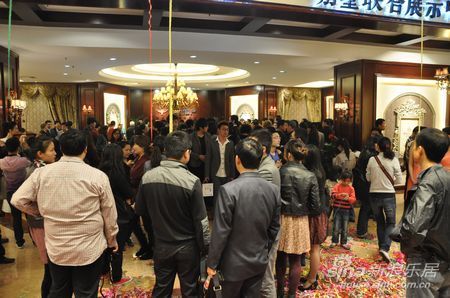 展示中心内人头攒动