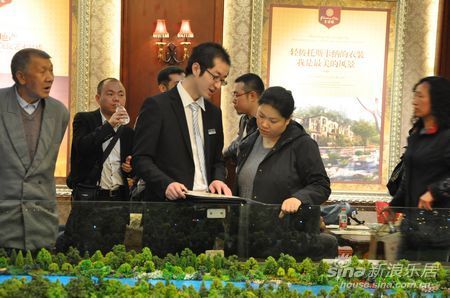 置业顾问为客户细心讲解