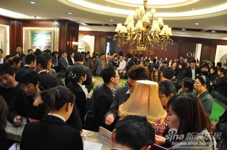 大家都在排队领奖品