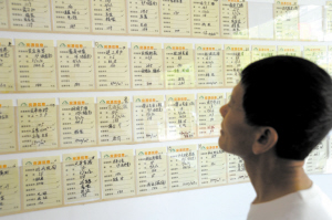 市民观望房产中介生意冷清