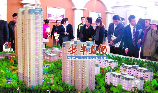 顾客在看沙盘本报资料图片
