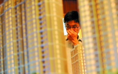 市民在某售房部沙盘前查看楼盘信息 市民在某售房部沙盘前查看楼盘信息