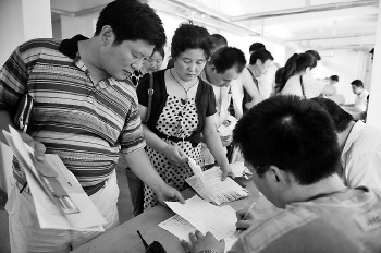 市民自觉排队领取廉租房钥匙。陈文进摄