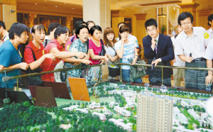 近百人的看楼团近日开赴龙岗区的大运城邦等楼盘，进行实地购房考察。