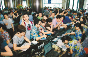 惠州“十里银滩”认筹现场人流如潮。