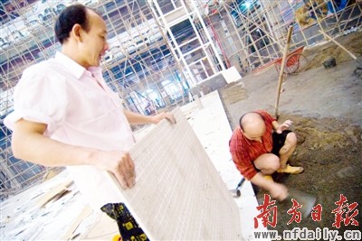 瓷砖铺贴24小时后应敲击砖面检查，若发现有空鼓声应重新铺设。