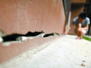 通州大方居保障房楼底部现裂缝 业主曾多次反映