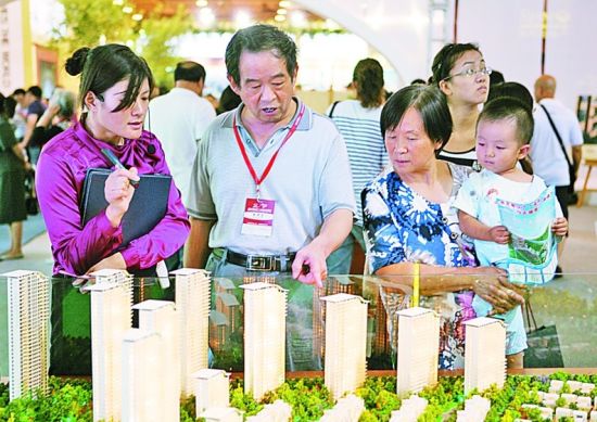 在观看沙盘的市民 在观看沙盘的市民