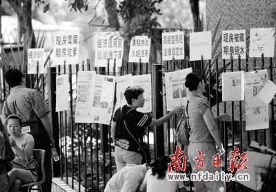 去年深圳出现了多起业主集体维权的行为,维权原因包括房价降、建筑质量问题、开发商不能兑现承诺等。