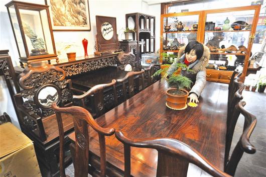 楚天金报讯 图为：红木家具市场走过一轮过山车行情